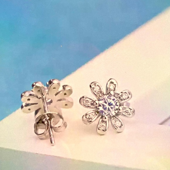 Jewelry - Sterling Silver Daisy Flower Stud Earrings
